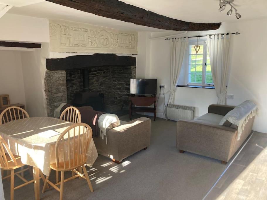 Courtyard - Grade Ii Listed - *