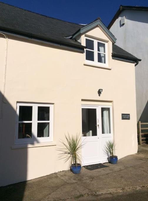 Courtyard - Grade Ii Listed - *